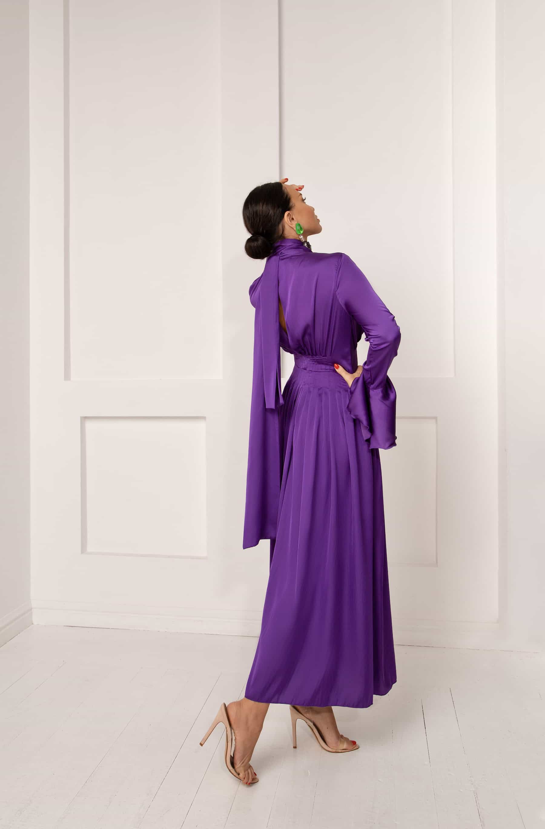 Violet cloth with seams, draping at the waist and ruffled sleeves